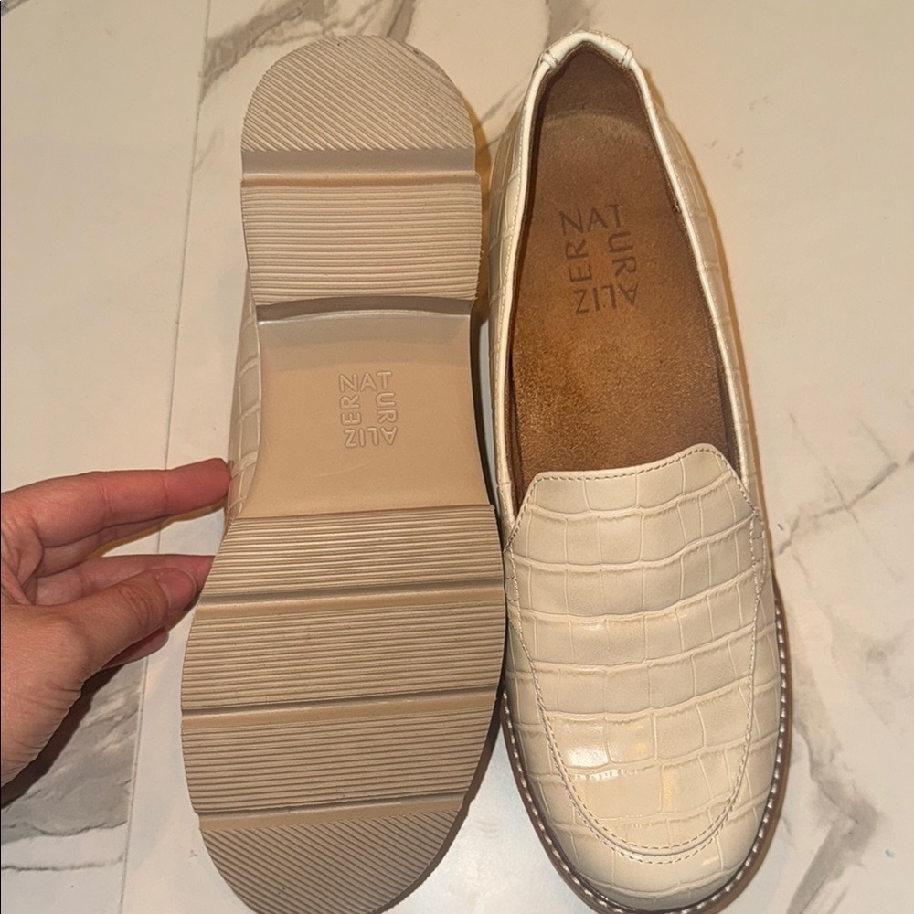 Like New Naturalizer Croc-Embossed Loafers — Size 7!! - Picture 5 of 7